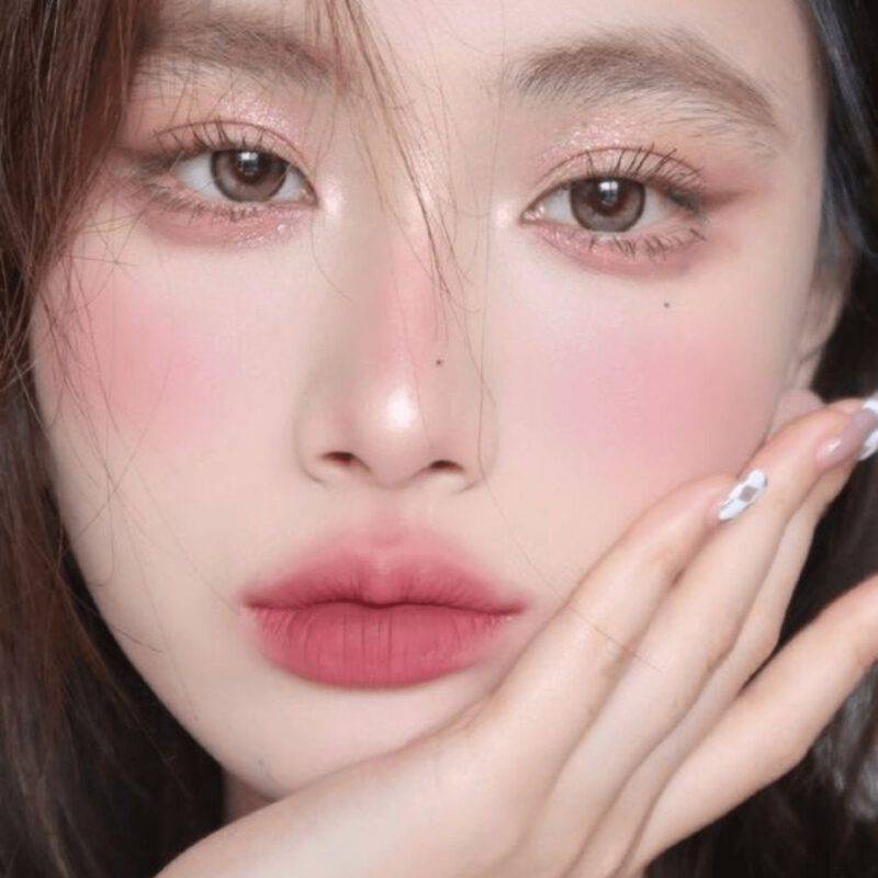 Cách đánh má hồng tự nhiên cũng cần điều chỉnh phù hợp kích thước và hình dạng khuôn mặt của bạn.