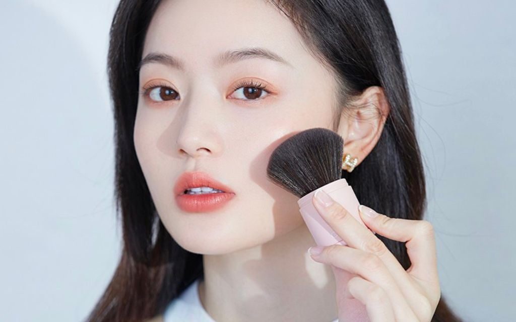 Cách đánh má hồng tự nhiên là kỹ thuật trang điểm quan trọng giúp khuôn mặt trở nên tươi tắn và rạng rỡ nhưng không bị quá đà