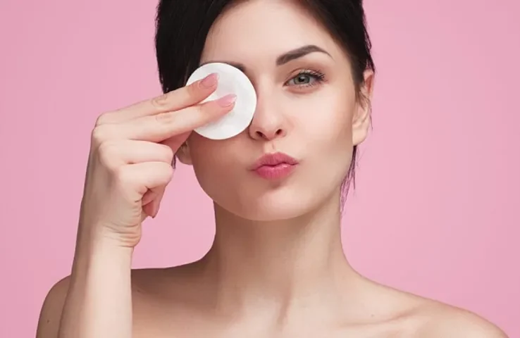 thực hiện đúng cách tẩy trang lớp makeup dày không chỉ giúp làm sạch da nhanh chóng mà còn góp phần giữ cho làn da luôn tươi sáng