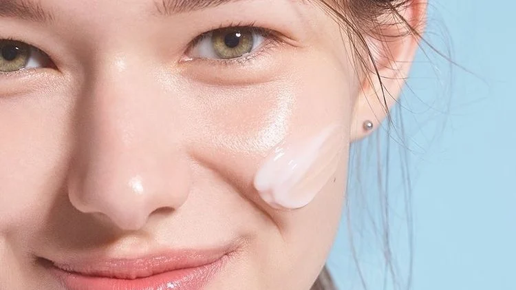 Biết cách thoa lại kem chống nắng khi trang điểm không chỉ giúp kéo dài hiệu quả chống nắng mà còn hỗ trợ bạn giữ được lớp make-up