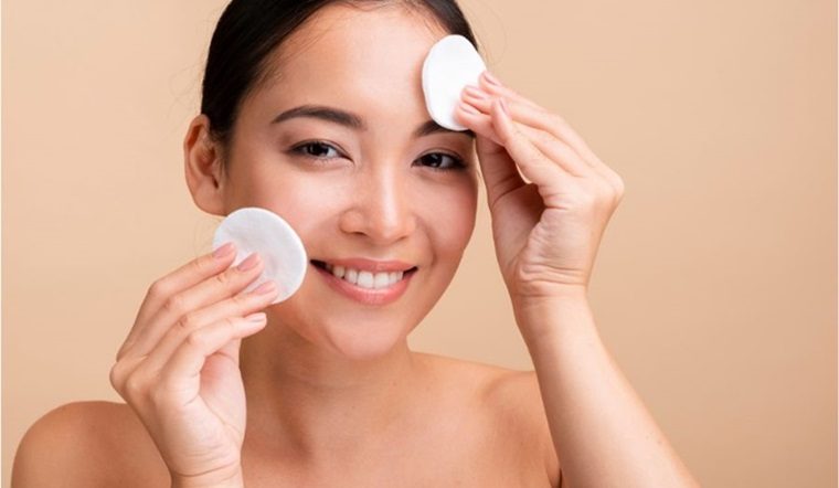 Toner giúp lấy đi cặn bẩn còn sót lại sau khi rửa mặt, làm dịu và cân bằng độ pH tự nhiên của da