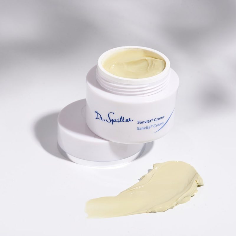 Sử dụng kem dưỡng chăm sóc da sau khi rửa mặt đóng vai trò thiết yếu trong việc duy trì làn da căng mịn