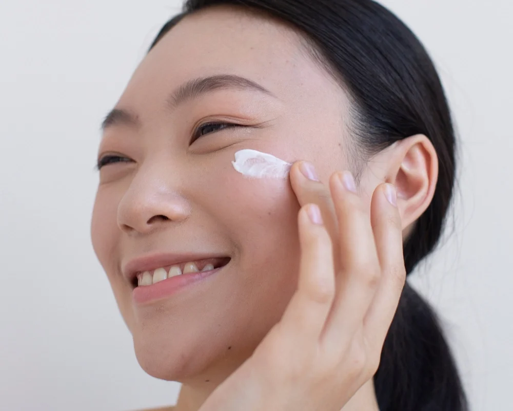 Sử dụng kem chống nắng cho da treatment là bước không thể thiếu trong quy trình chăm sóc da hiện đại