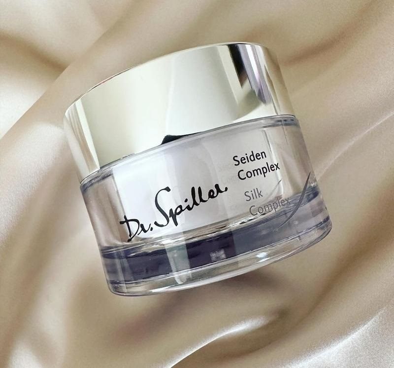 Sử dụng kem dưỡng trắng da cho tuổi 30+ một cách đều đặn và khoa học sẽ là chìa khóa giúp bạn duy trì làn da rạng rỡ, tràn đầy sức sống