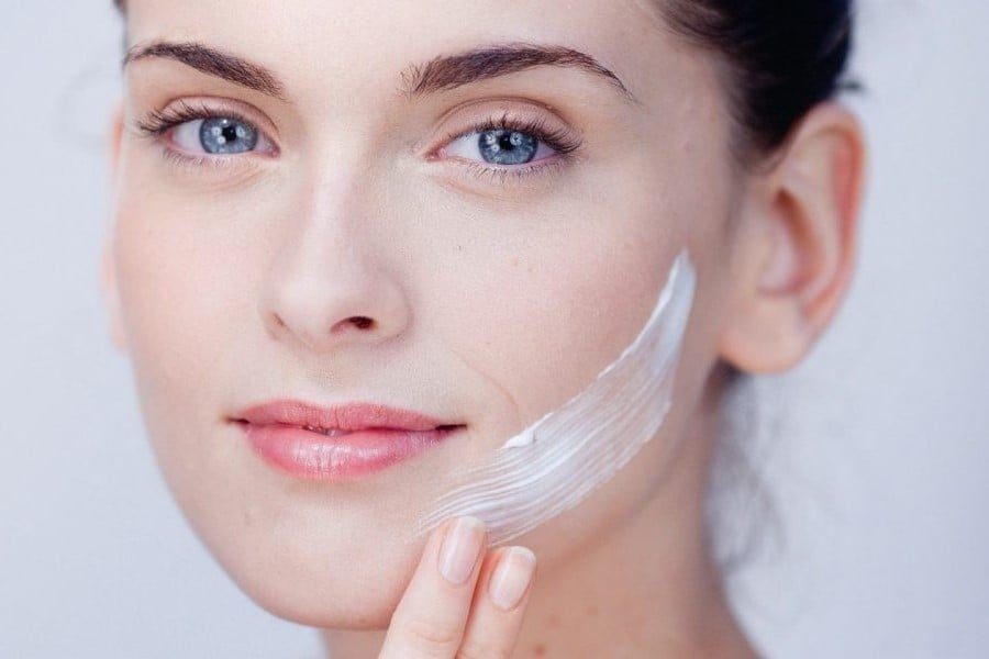 Để phát huy tối đa công dụng của kem lót làm mịn da, thao tác thoa kem cần nhẹ nhàng và đều tay.