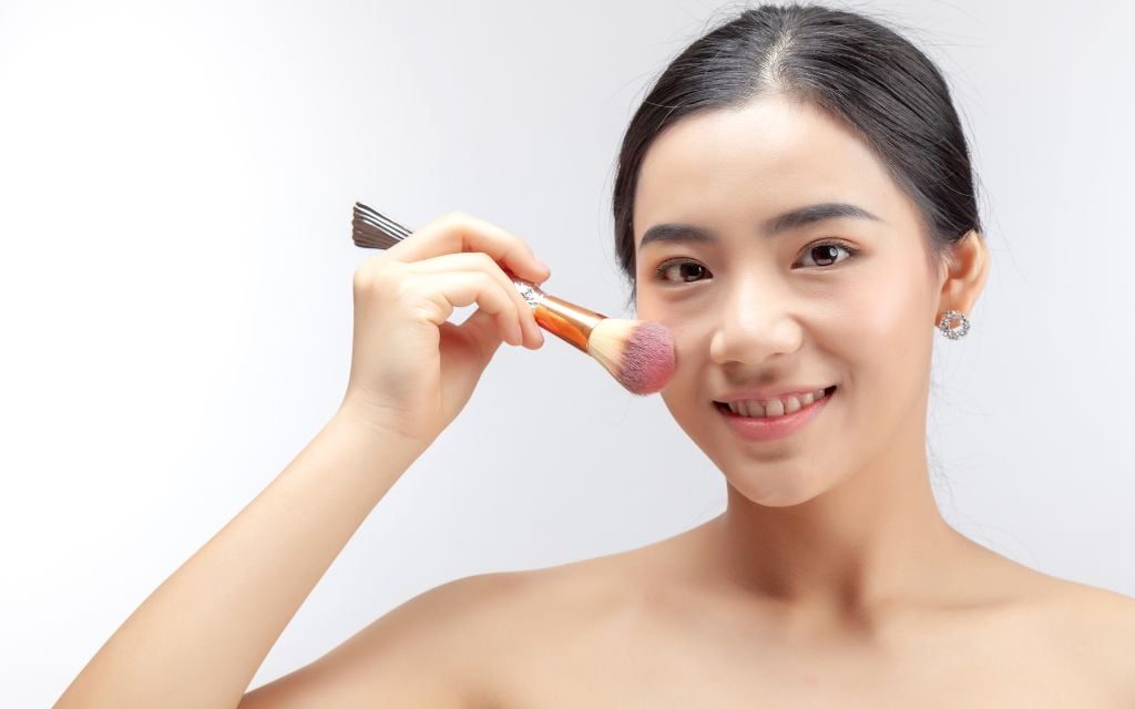 Để phát huy tác dụng của phấn phủ kiềm dầu tự nhiên, bước đầu tiên cần vệ sinh và dưỡng ẩm cho da đầy đủ.