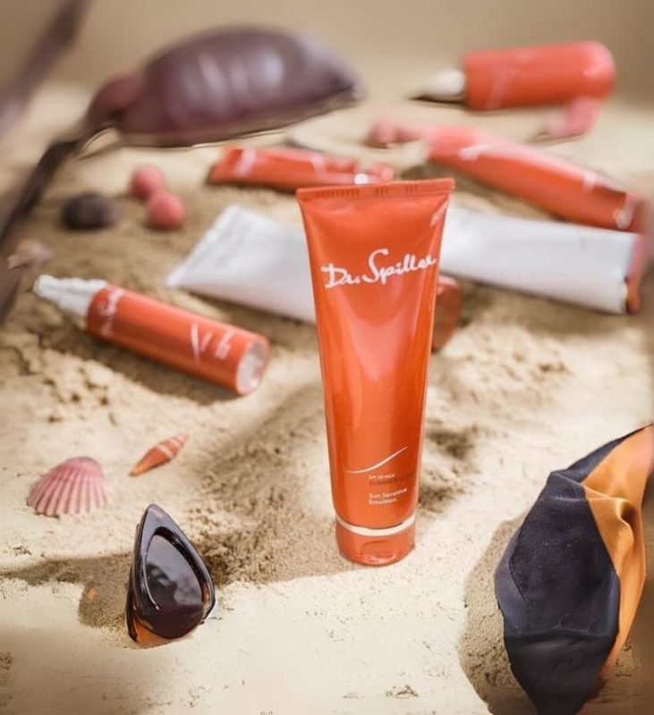 Việc sử dụng kem chống nắng đúng chuẩn đóng vai trò quan trọng trong hiệu quả bảo vệ và hỗ trợ chăm sóc da mụn.