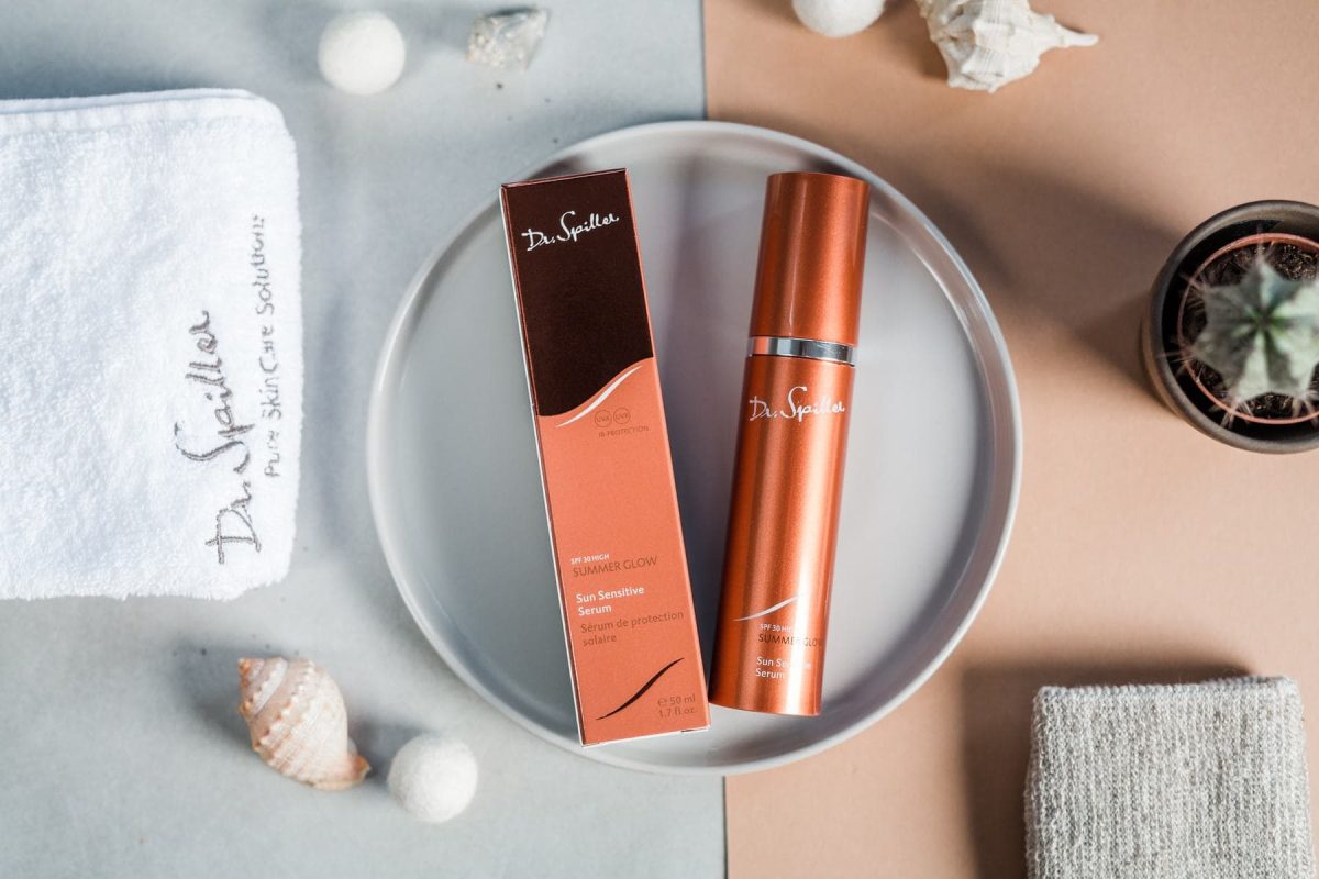 Việc chăm sóc da mụn đúng cách bắt đầu từ việc lựa chọn kem chống nắng phù hợp.