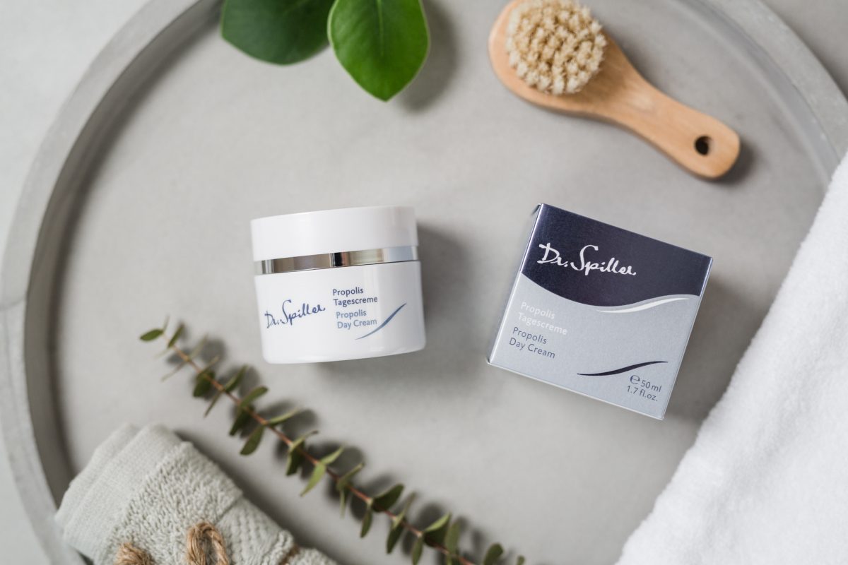 Duy trì một skincare routine cho da mụn tuổi 25 vừa khoa học vừa phù hợp sẽ giúp bạn kiểm soát mụn một cách hiệu quả