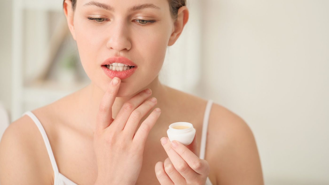 Khi chọn mua son môi dưỡng ẩm lâu trôi, bạn cần chú ý đến các yếu tố như thành phần an toàn, phù hợp