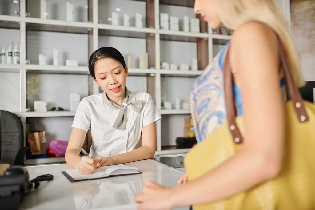 Lắng nghe góp ý khách hàng giúp spa điều chỉnh dịch vụ tối ưu hơn, đồng thời tạo cách tương tác gần gũi