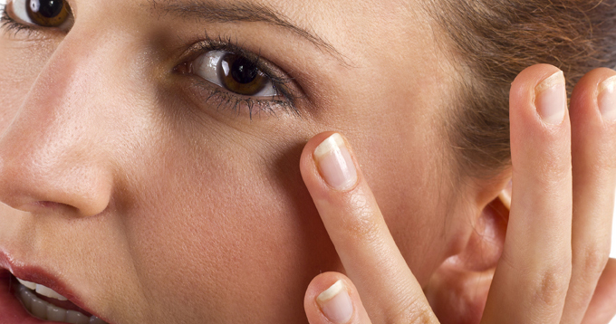 Kem dưỡng mắt cho tuổi 20 và “năm” điều cần biết