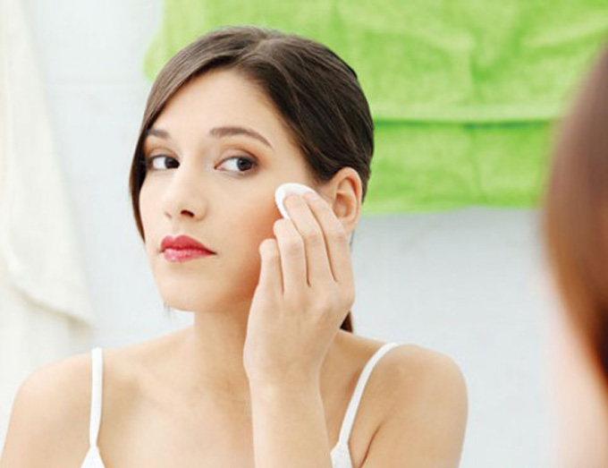 Chọn nước hoa hồng dưỡng ẩm cho da hiệu quả nhất