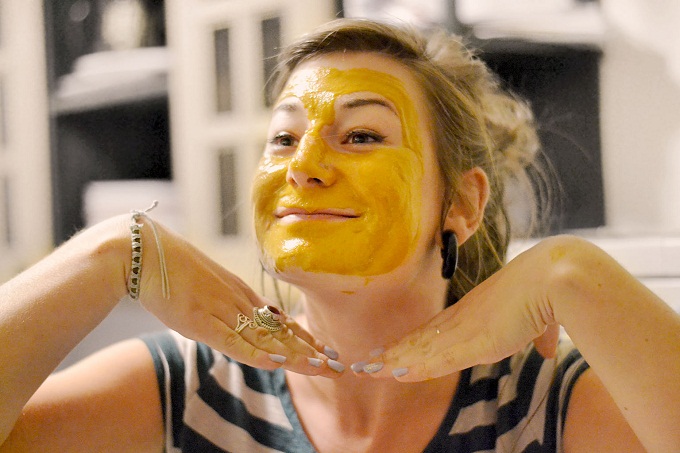 Trị nám da, tàn nhang hiệu quả với tinh bột nghệ nguyên chất