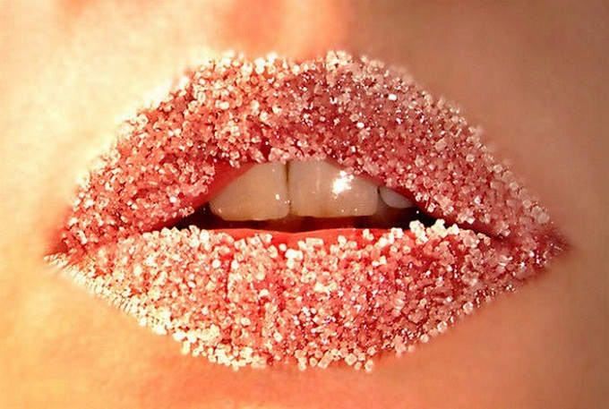 Cách tẩy da chết cho môi hiệu quả mà đơn giản