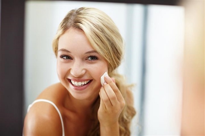 Bí quyết đánh phấn cho da mặt mịn màng không bị mốc