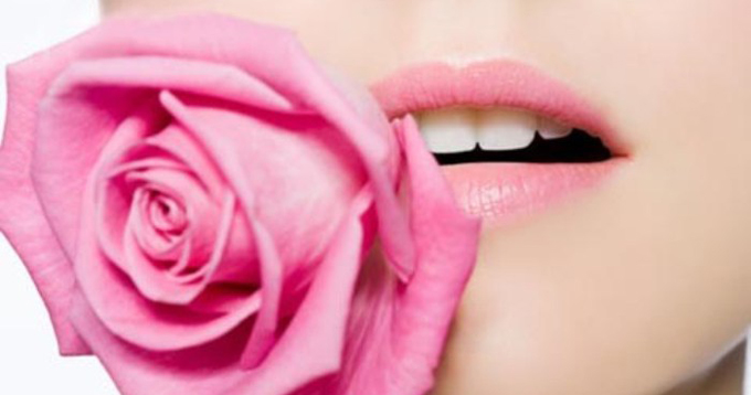 Mách bạn cách tự làm nước hoa hồng tại nhà hiệu quả