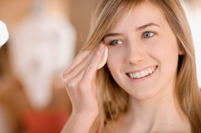 Cách chọn nước hoa hồng cho da nhờn chống mụn, trắng da