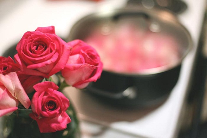 Hướng dẫn cách làm nước hoa hồng tại nhà