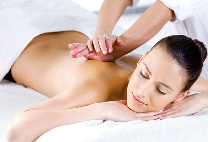 Tẩy da chết bằng dầu dừa và đường nâu