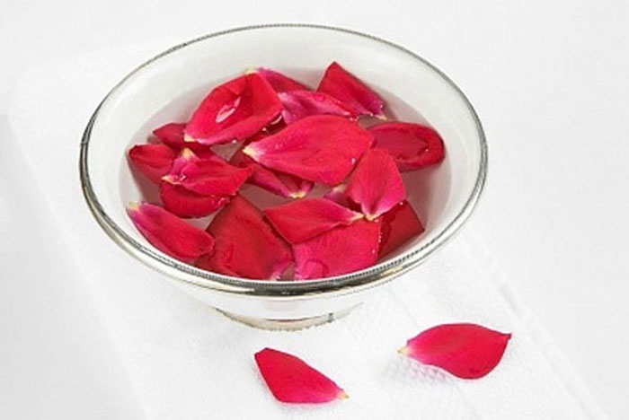 Hướng dẫn thoa nước hoa hồng đúng cách nhất