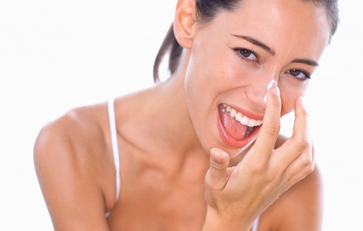 Cách làm sạch da chết và rửa mặt đúng cách cho da mụn