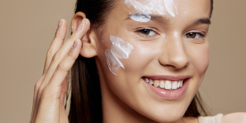 Sử dụng sữa rửa mặt cho da khô mụn theo các bước sau để đạt hiệu quả cao