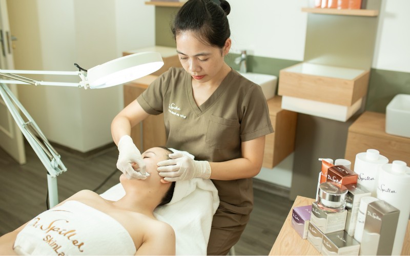 GÓC NHÌN CHUYÊN GIA] Có nên đi spa nặn mụn ẩn? - dr_spiller