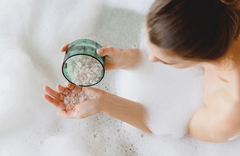 3 Cách chữa viêm da nhạy cảm bằng nước muối loãng đúng cách