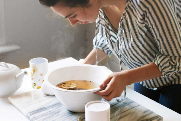 Da nhạy cảm có nên xông mặt? Xông mặt đúng cách giúp thanh lọc, thải độc cho da nhạy cảm