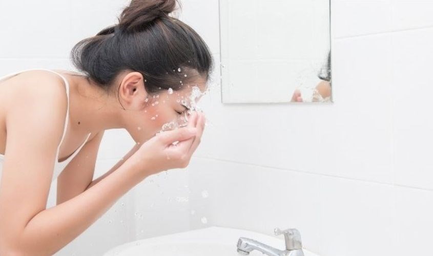 Da nhờn có nên rửa mặt bằng nước muối? 3 Lời khuyên từ chuyên gia