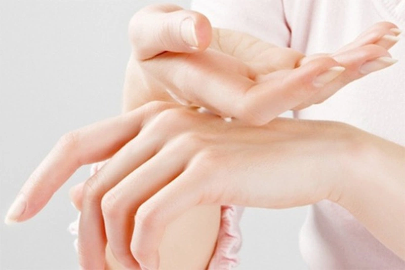 Da tay nhăn nheo khi gặp nước: Nguyên nhân và 3 cách xử lý hiệu quả