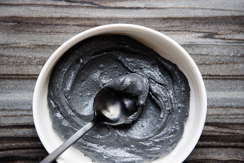 Than hoạt tính là gì? 3 Công dụng & Ứng dụng thực tế trong chăm sóc da