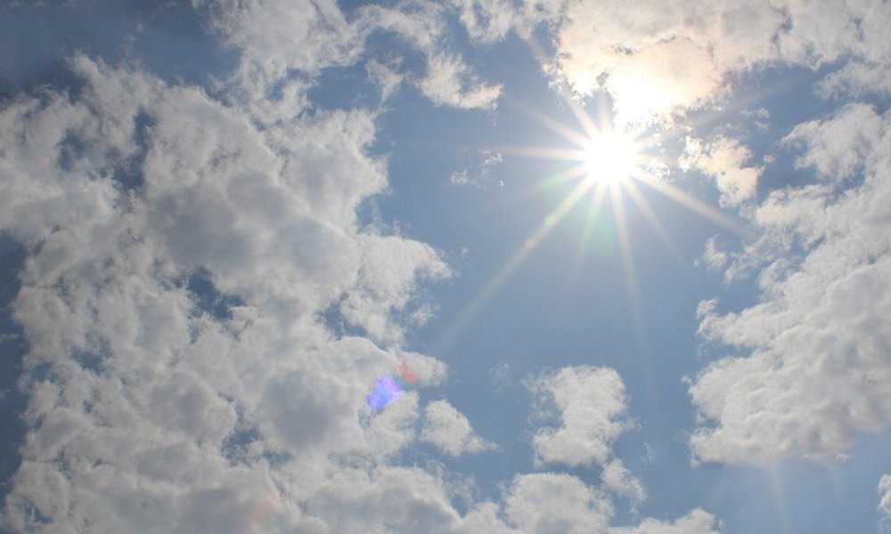 Tia UV là gì? 3 Tác động và cách bảo vệ da khỏi tia cực tím