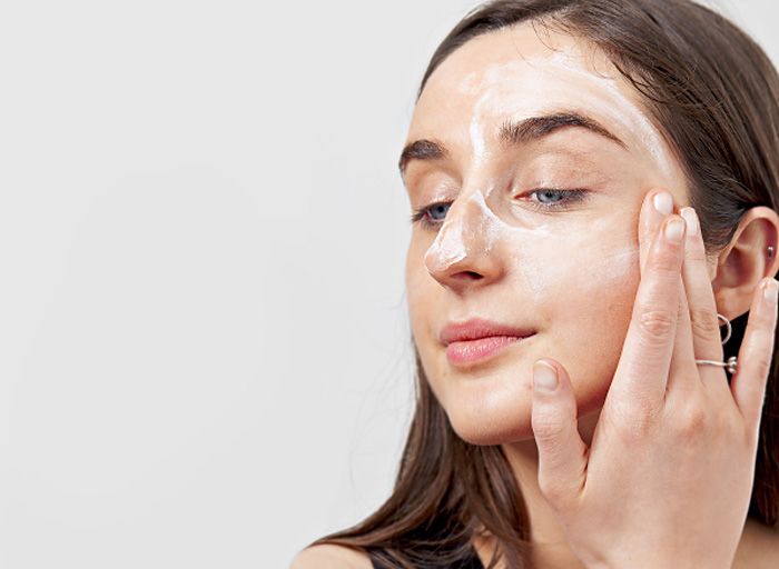 Review kem chống nắng nâng tone cho da nhạy cảm chuẩn nhất 2025