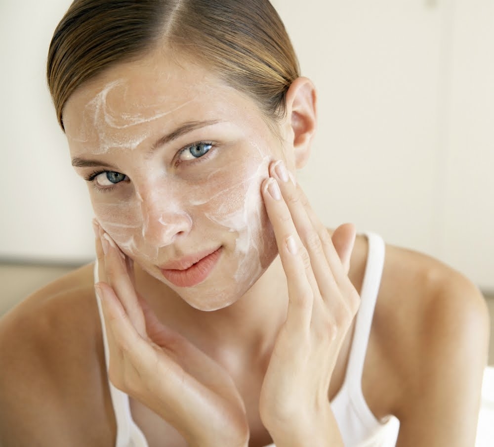 3 Cách skincare đơn giản cho da nhạy cảm khi giao mùa an toàn