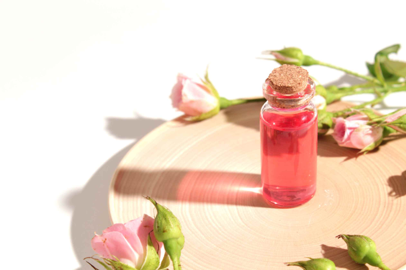 Xu hướng chăm da bằng nước hoa hồng tự nhiên nổi bật năm 2025