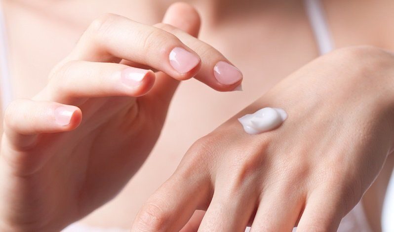 Kem dưỡng tay mùa đông trở thành người bạn đồng hành không thể thiếu của mỗi người trong giai đoạn này.